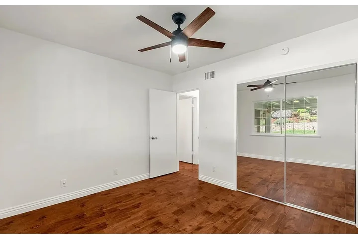 $2470 : 3 Bedroom House in South LA image 7