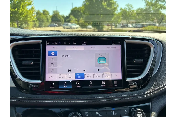 $30000 : 2022 Pacifica Touring L image 6