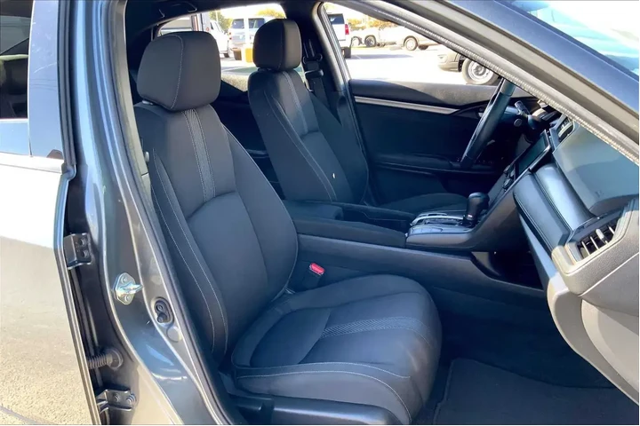 $17498 : Honda Civic 2017 EX 4dr Hatc image 8