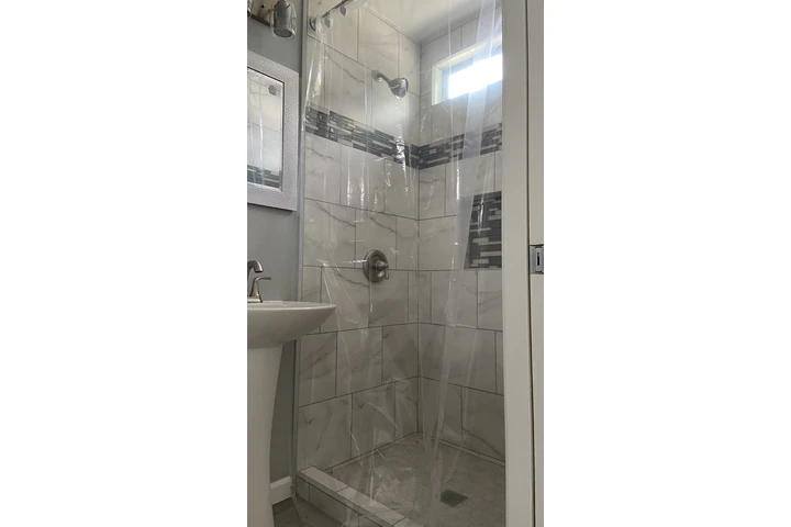 $2000 : En Renta Casa Pequena-Parejas image 6