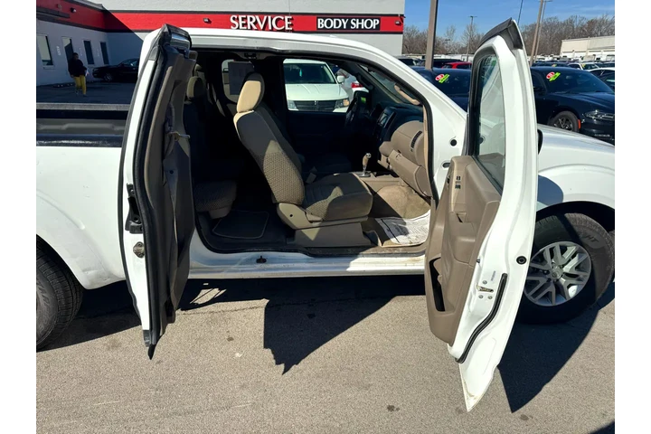 $10980 : 2015 Frontier 4WD image 10