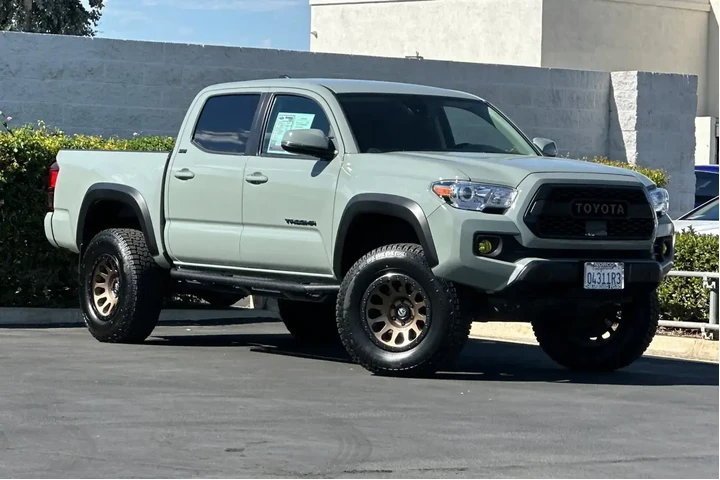 $36995 : Toyota Tacoma 2023 4x4 SR V6 image 2