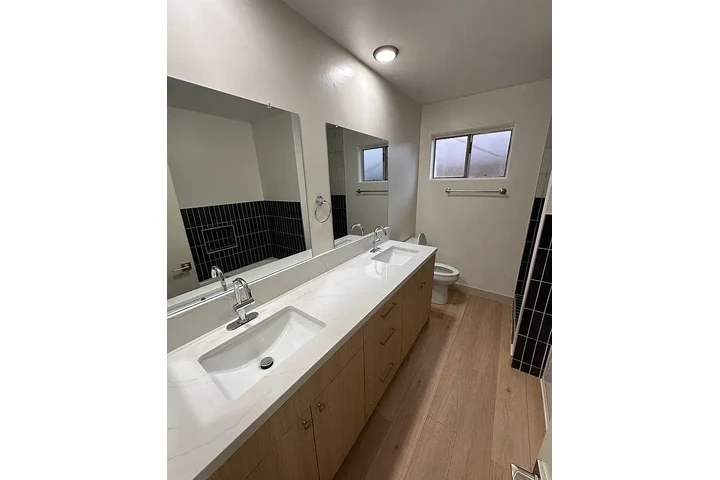 $1100 : Koreatown Luxury Rent image 7