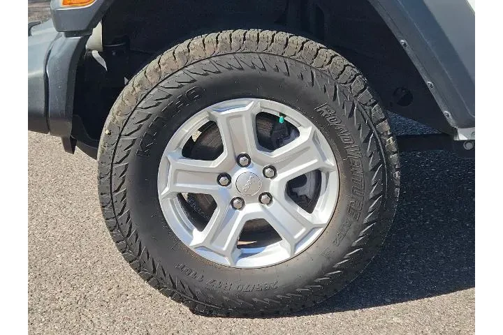 $25990 : Jeep Wrangler 2020 4x4 Sport image 10