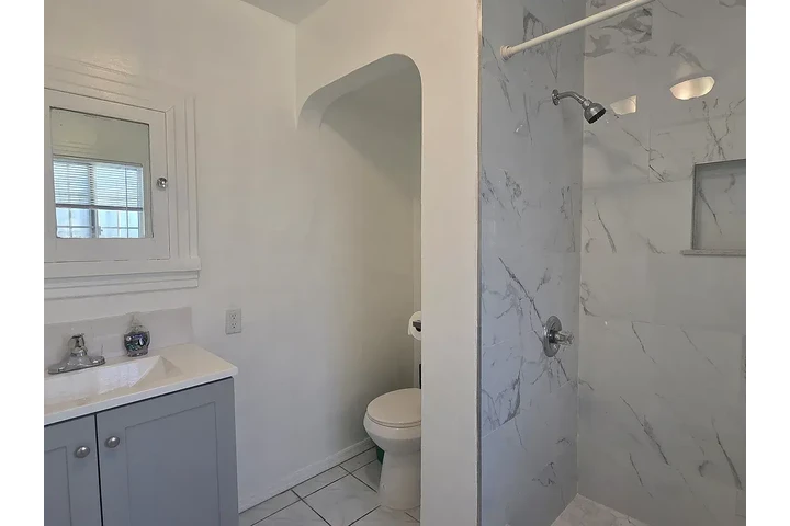 $1500 : minutes from🌆Downtown Los Ang image 6