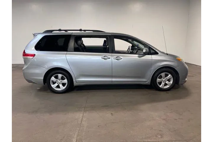 $16952 : Toyota Sienna 2014 image 2
