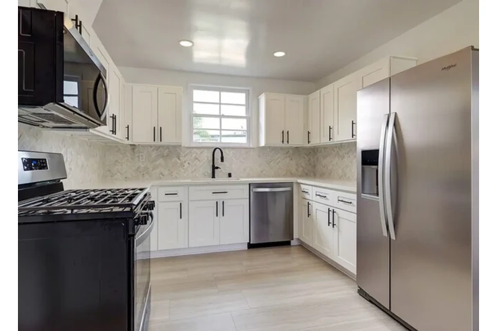 $2400 : 3Bed 2Bath in 60th Street LA, image 4