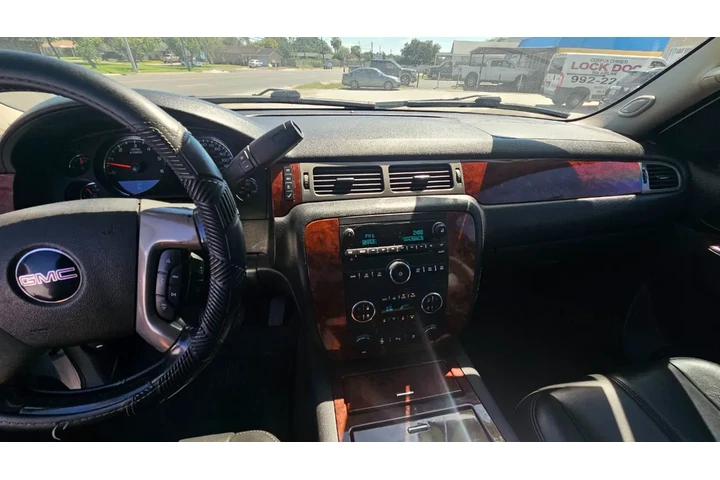 2011 GMC Yukon image 3