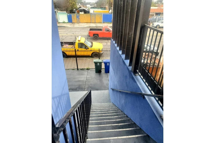 $900 : Rento cuarto en compton image 4