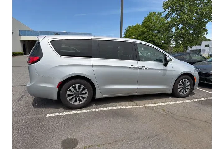 $24554 : Chrysler Pacifica Plug-In Hy image 9