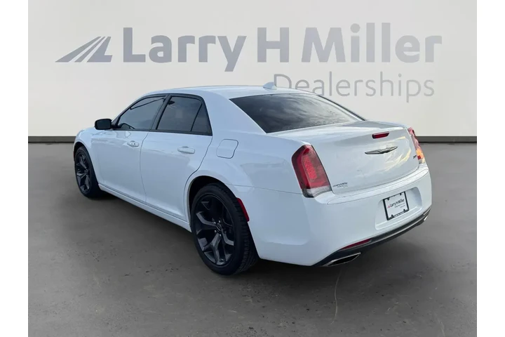 $28692 : Chrysler 300 2023 Touring 4d image 3