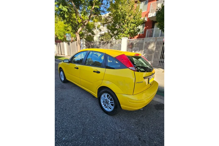 $2000 : Ford Focus 2004 image 3
