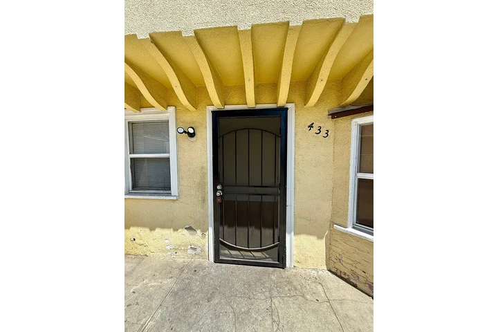 $2800 : 433 W Century Blvd. LA, CA image 1
