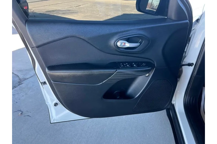 2016 Cherokee Sport FWD image 10