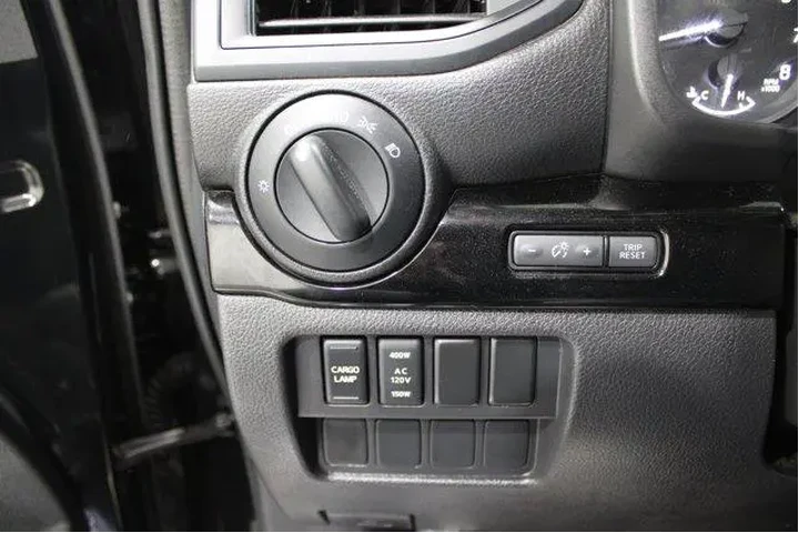 $33959 : Nissan Titan 2023 4x2 SV 4dr image 8