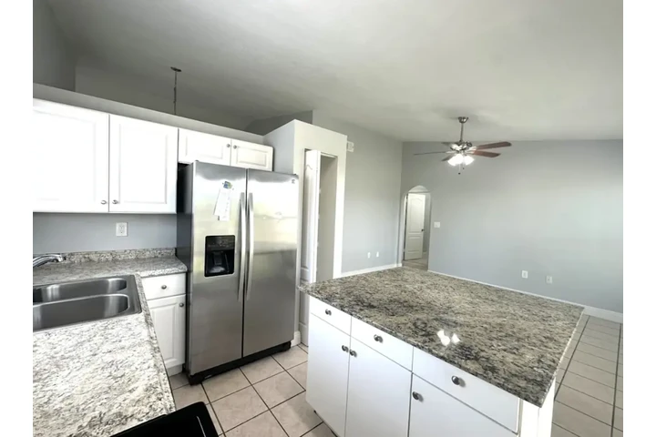 $1950 : 2 bedroom apartment in LA image 2