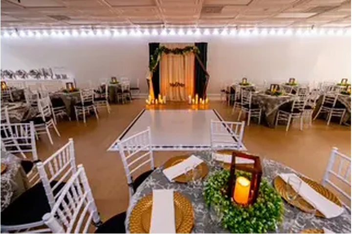 LE B-L-A-N-Q HALLS image 3