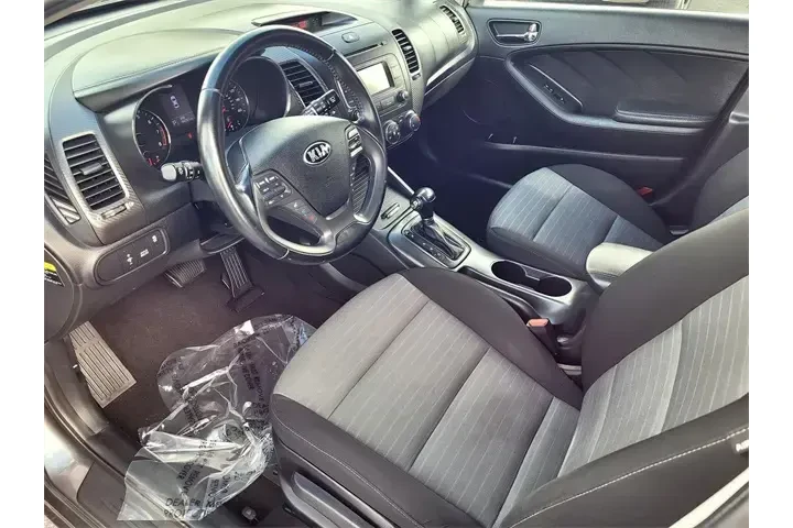 $9988 : Kia Forte5 2016 LX 4dr Hatch image 10