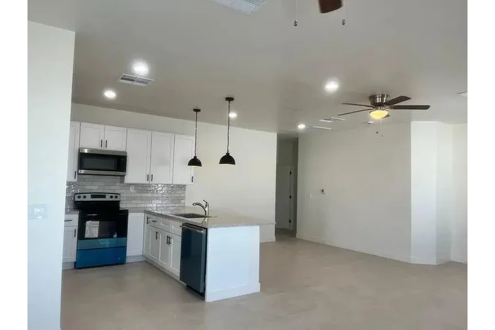 $800 : 3BED,2BATH APARTMENT FOR RENT image 3