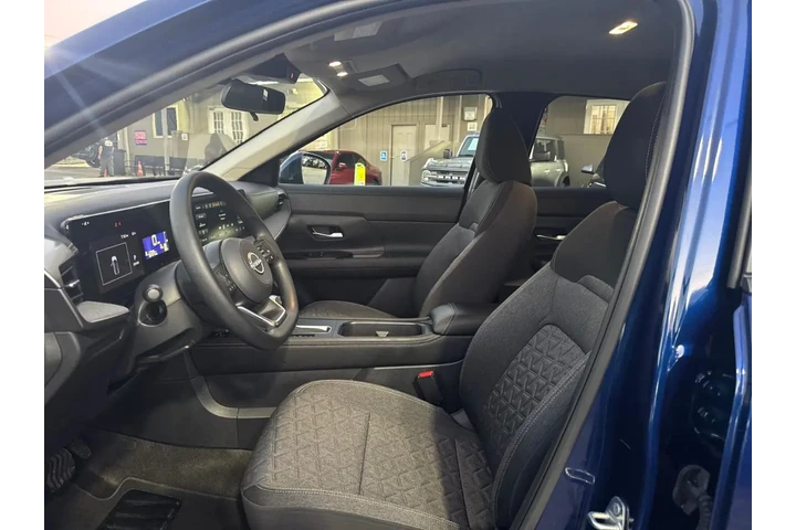 2025 Kicks SV 4WD image 7