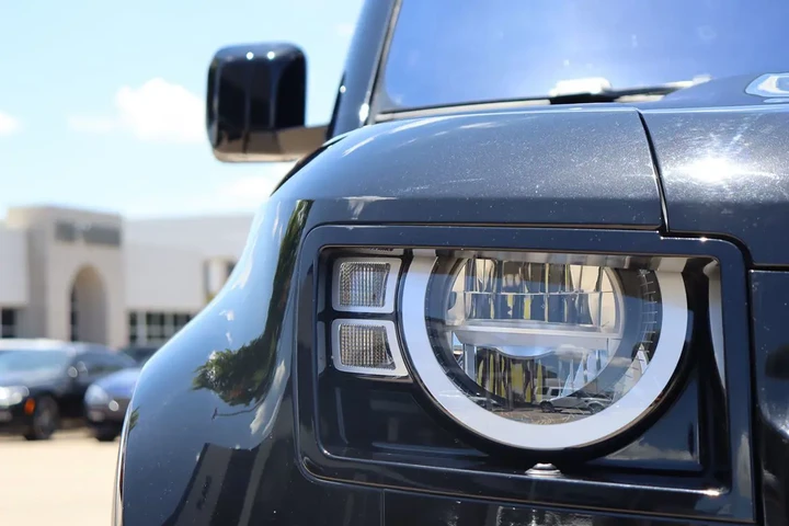 $38998 : 2023 Defender S image 6