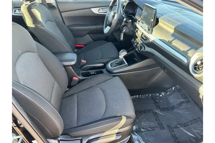 $16434 : Kia Forte 2023 LX 4dr Sedan image 9