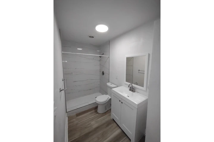 $2200 : Modern 2-Bed Home in Miami image 6