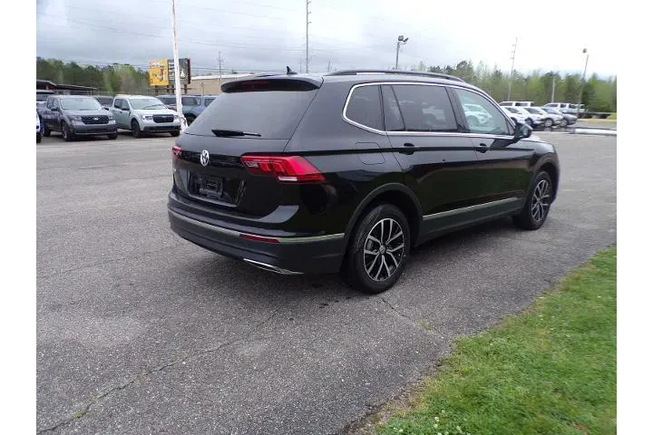 $15900 : Volkswagen Tiguan 2021 SE 4d image 6