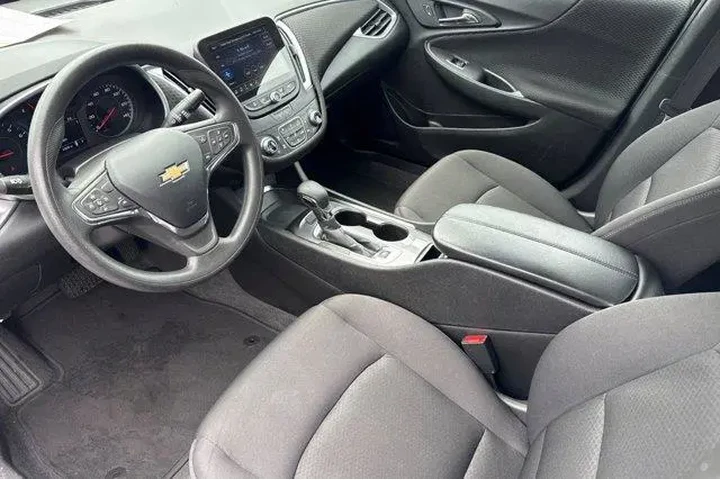 $16351 : Chevrolet Malibu 2023 LT 4dr image 5