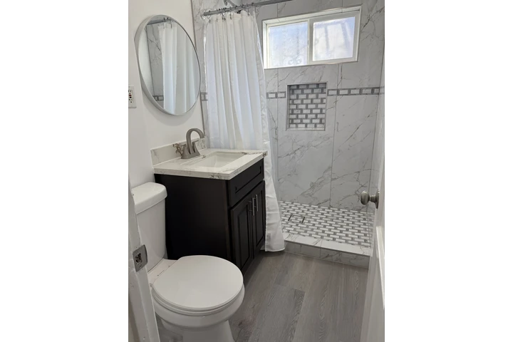 $1690 : Studio/Vermont & Century image 3