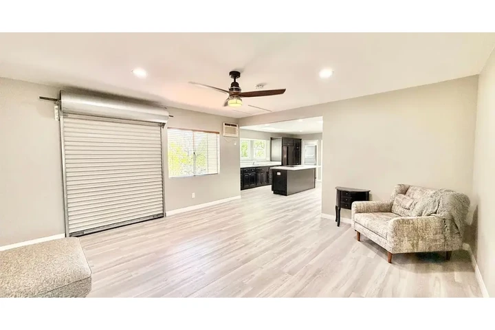 $1100 : Beautiful one bed image 3