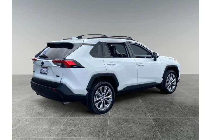 $30240 : Toyota RAV4 2023 XLE Premium image 5