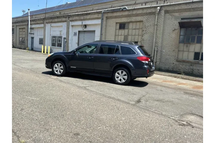 2011 Outback 2.5i Premium image 6