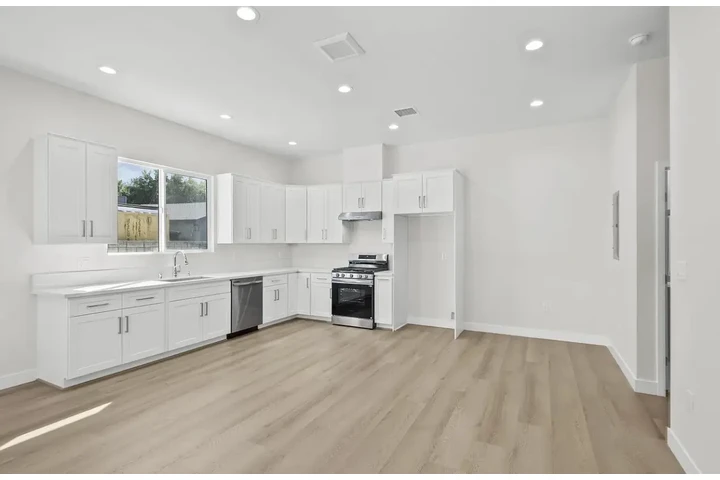 $1050 : Brand new natural light home image 3