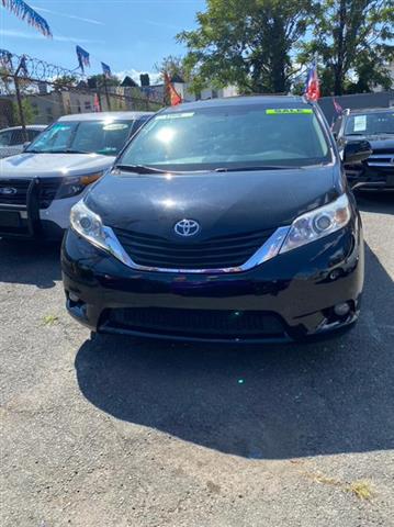 $14995 : Used 2012 Sienna 5dr 7-Pass V image 2