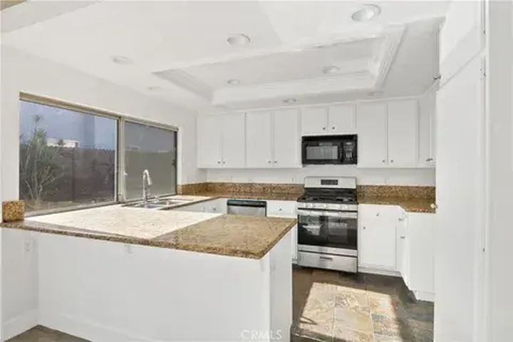 $1000 : 3 beds 2 bath house for rent image 2