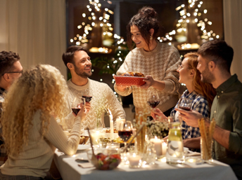 Familia sentada en una mesa, celebrando el Día de Acción de Gracias