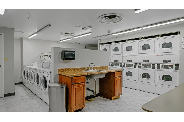 $1379 : MOVE IN SPECIAL 1BED 1BATH image 9