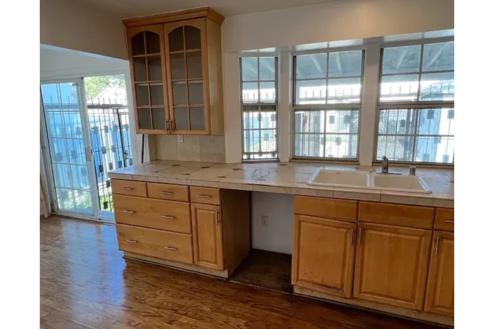 $2395 : This beautiful front house has image 1