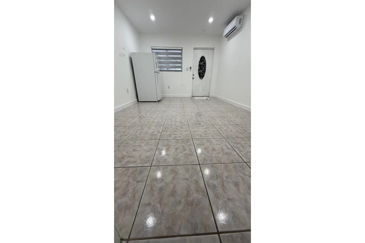$1100 : Estudio image 1