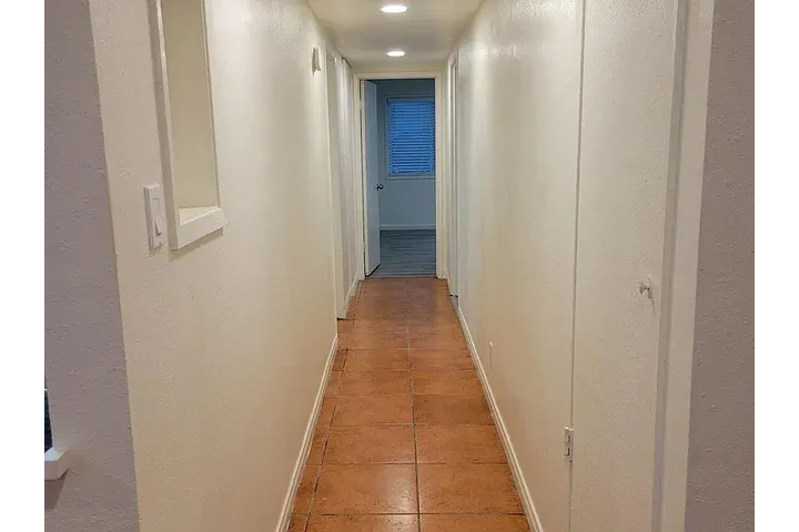 $1000 : This recently renovated 2 image 7