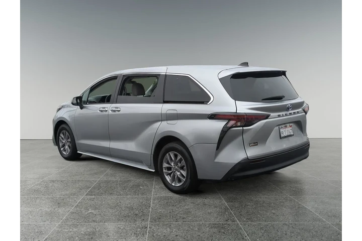 $39748 : Toyota Sienna 2024 LE 8-Pass image 3