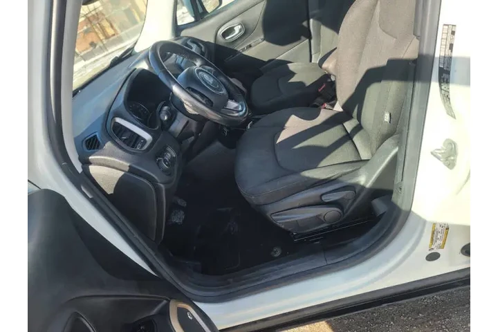 $8499 : 2016 Renegade Latitude image 7