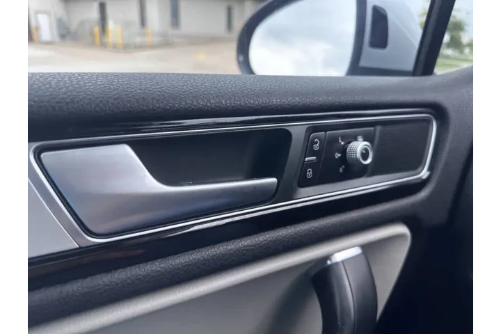 $12900 : 2017 Touareg V6 Wolfsburg image 7