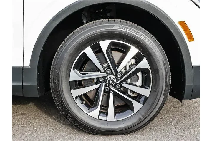 $19995 : Volkswagen Tiguan 2024 S 4dr image 9