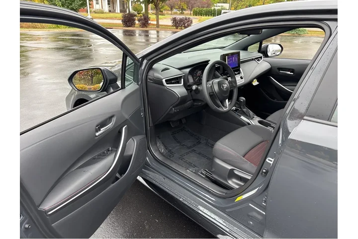 $26992 : Gold Certified2025 Corolla SE image 2