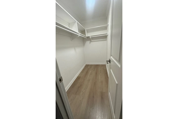 $1200 : Cuarto de renta con baño image 2