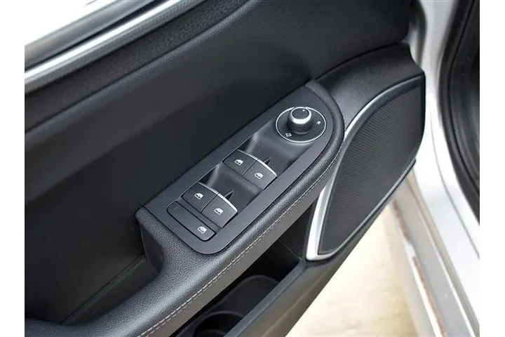 2017 Alfa Romeo Giulia image 10