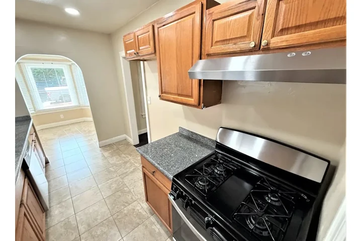 $1950 : 2 bedroom house in South LA image 5