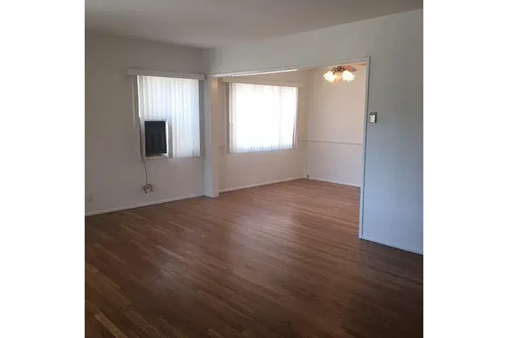 $800 : This home offers 2 bedrooms, 1 image 2